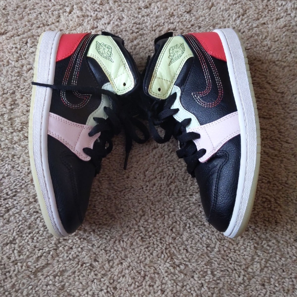 Nike Air Jordan 1 Retro Mid Black Glow